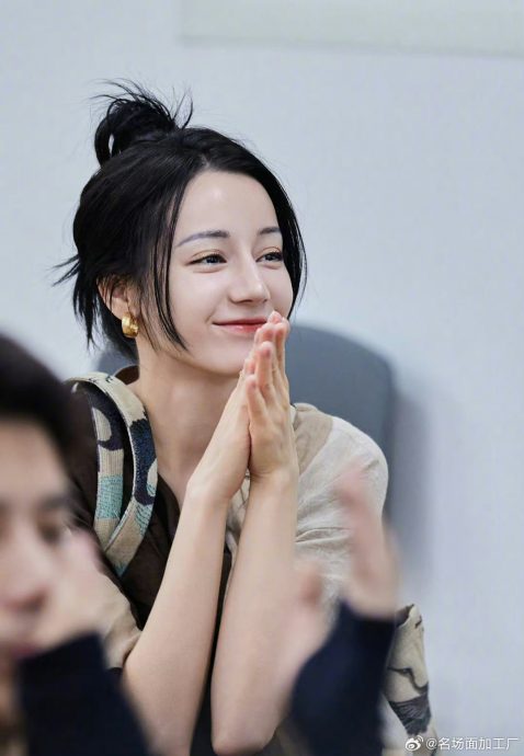 迪丽热巴不爽节目截丑图 反遭网批:最无聊的人