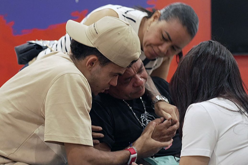 遭绑架2周后终于重聚 迪亚斯父子哭成泪人