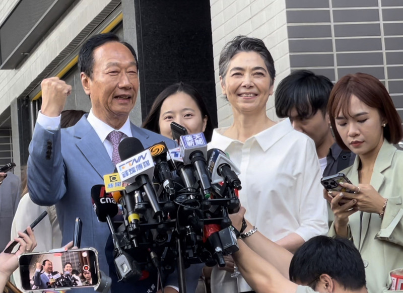 郭台铭递交连署书未公布数量 称会继续奋勇向前