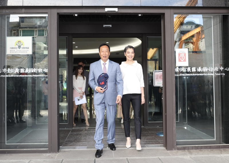 郭台铭递交连署书未公布数量 称会继续奋勇向前