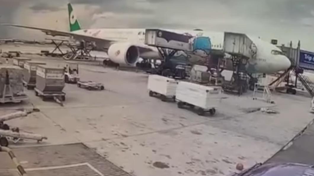 长荣航空车祸“机身撞破洞”！262名旅客滞留