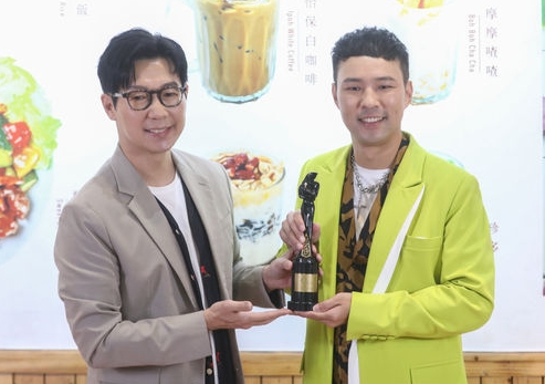 陈威全4年抱3儿 认真考虑结扎