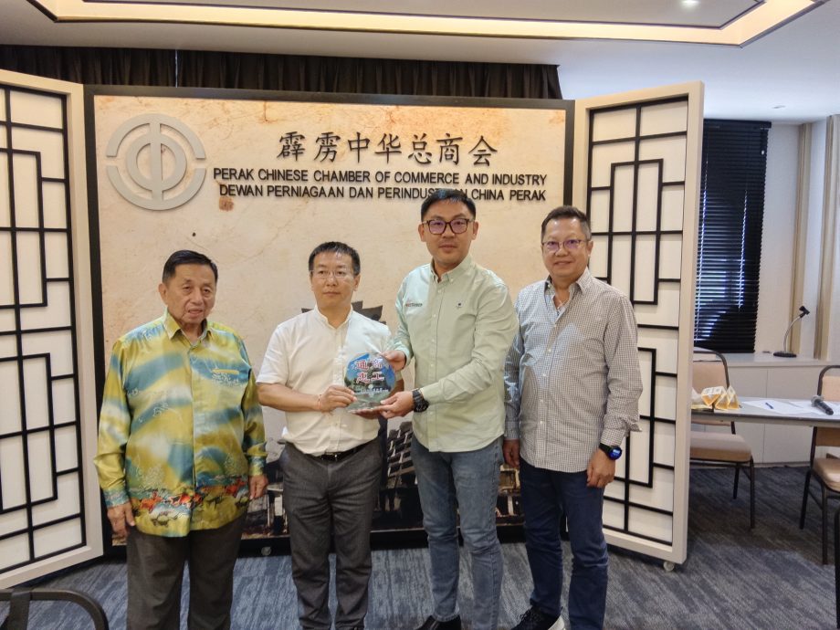 霹中总接待 昆明国际大健康马访问团