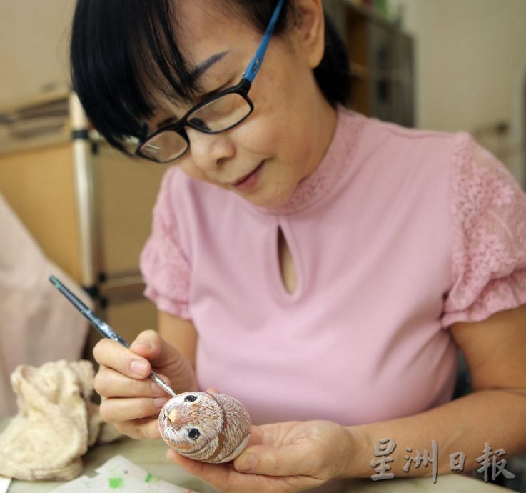 霹:16日见报/封底主文/乐活频道|石头彩绘好有趣 陈秀晶越画越起劲