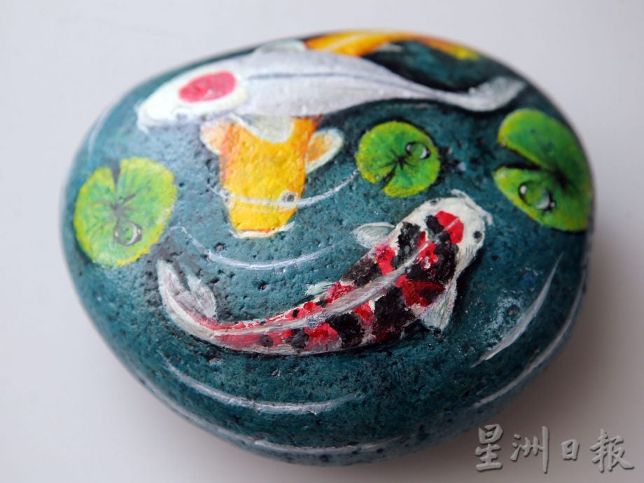 霹:16日见报/封底主文/乐活频道|石头彩绘好有趣 陈秀晶越画越起劲