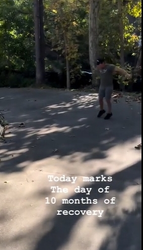 鹰眼遭辗断30根骨头 10个月后跑跳自如泪谢家人