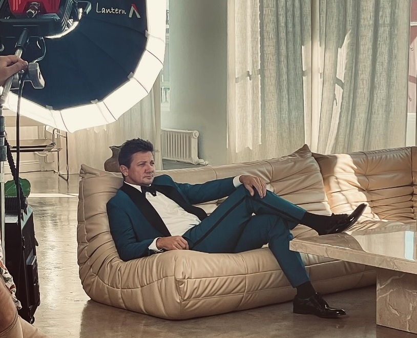 鹰眼遭辗断30根骨头 10个月后跑跳自如泪谢家人