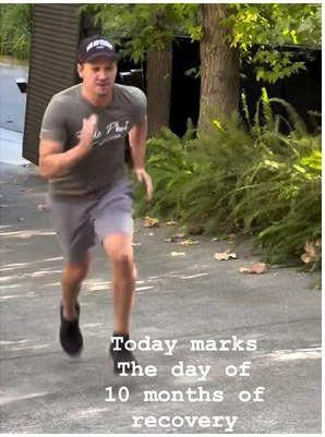 鹰眼遭辗断30根骨头 10个月后跑跳自如泪谢家人