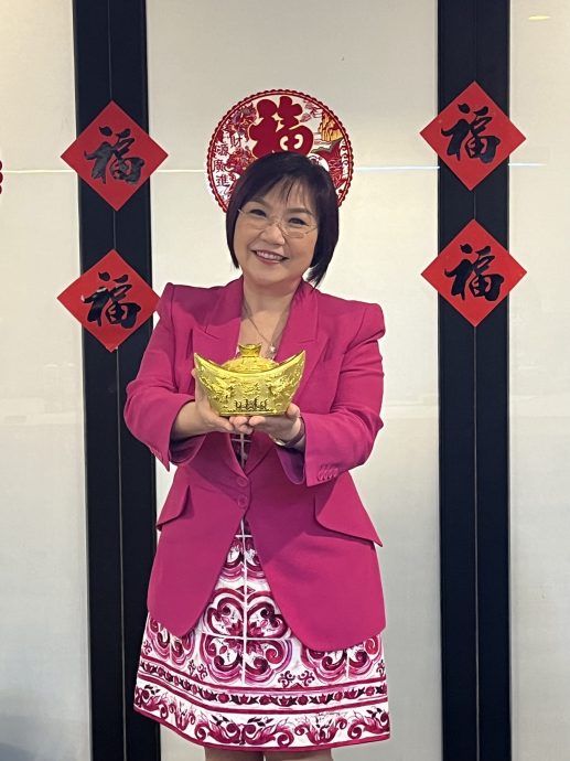  麦玲玲摇身变班主任 玄学课堂授课龙年运程