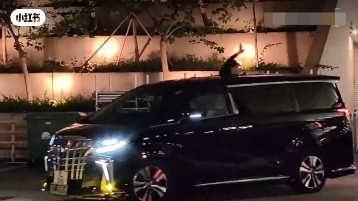 黎明演唱会爆溅血意外 观众惨被手灯敲伤头部