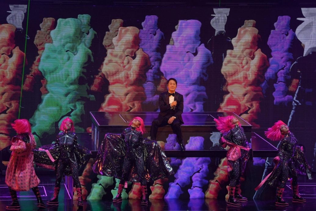 黎明演唱会爆溅血意外 观众惨被手灯敲伤头部