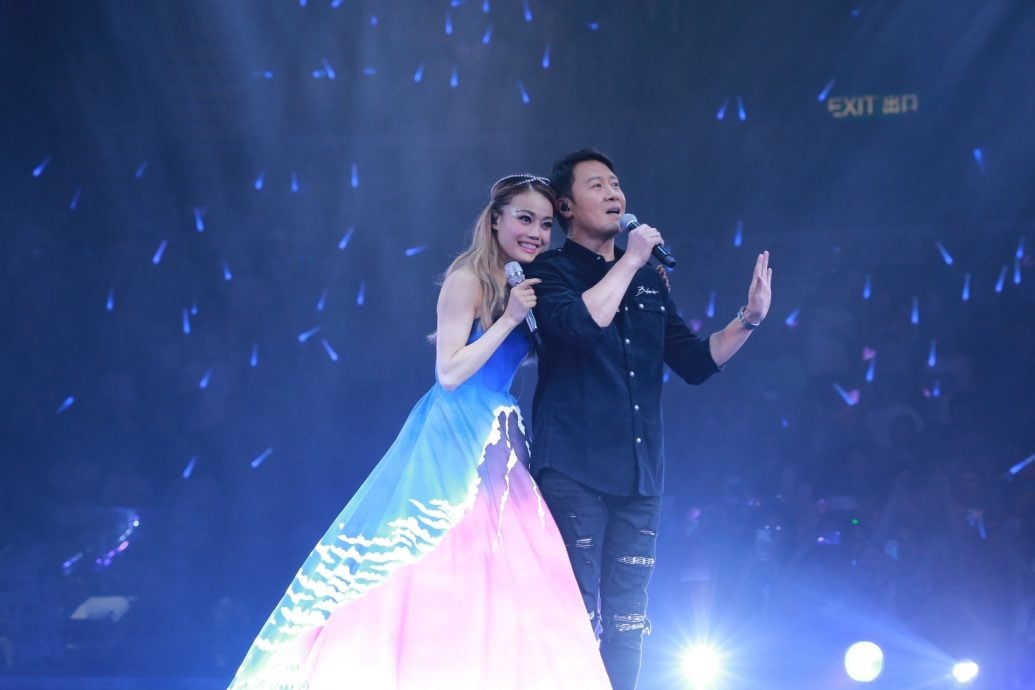 黎明演唱会爆溅血意外 观众惨被手灯敲伤头部