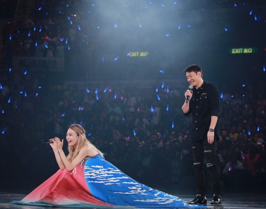 黎明演唱会爆溅血意外 观众惨被手灯敲伤头部