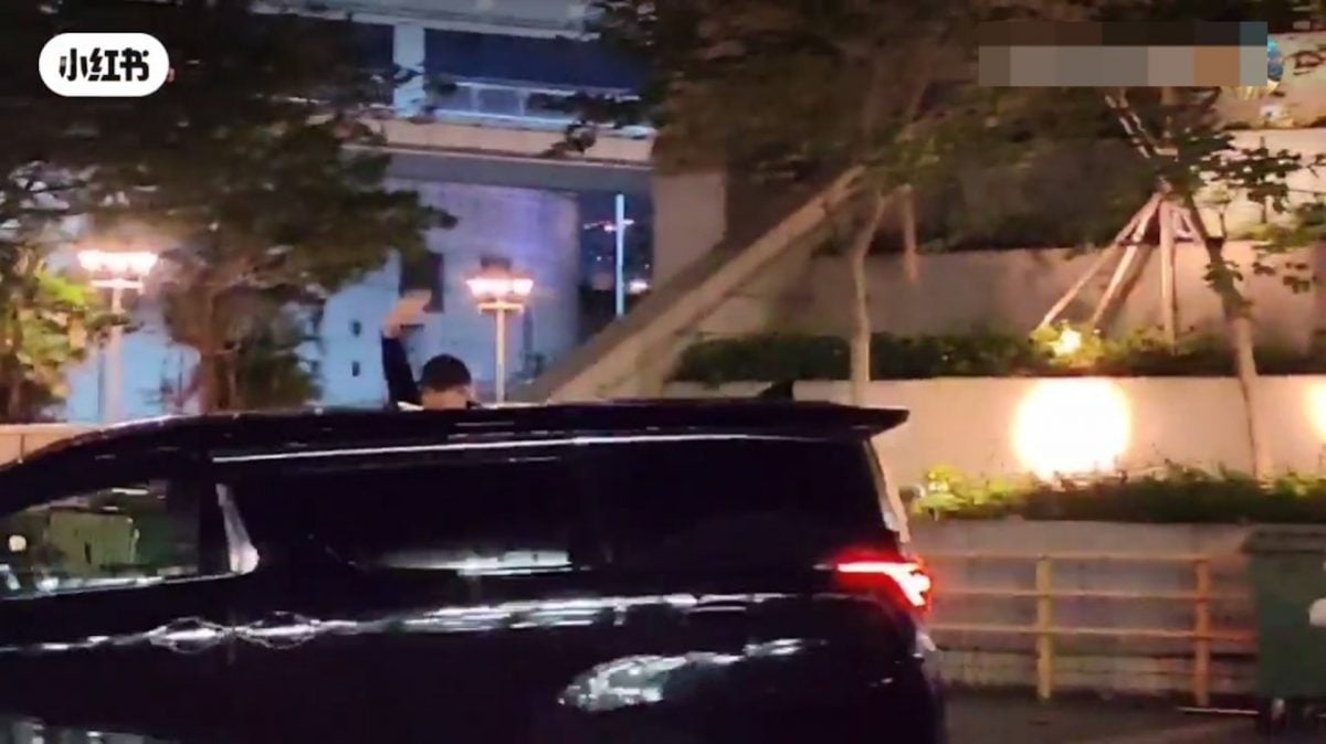 黎明演唱会爆溅血意外 观众惨被手灯敲伤头部