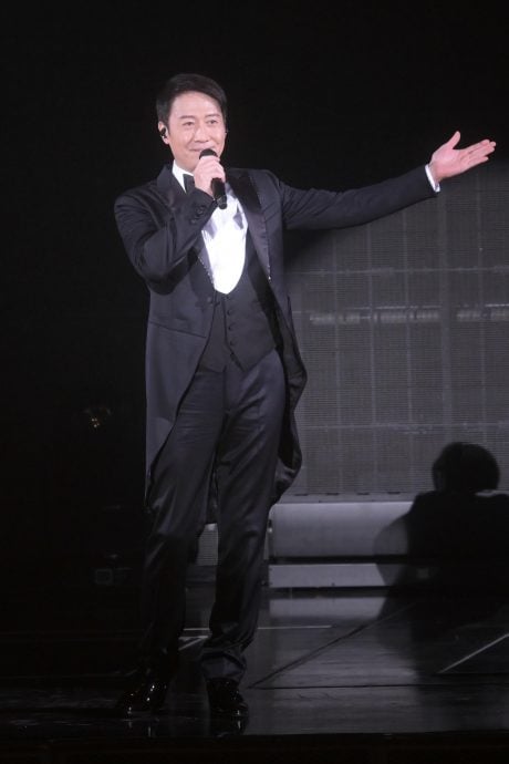 黎明演唱会爆溅血意外 观众惨被手灯敲伤头部