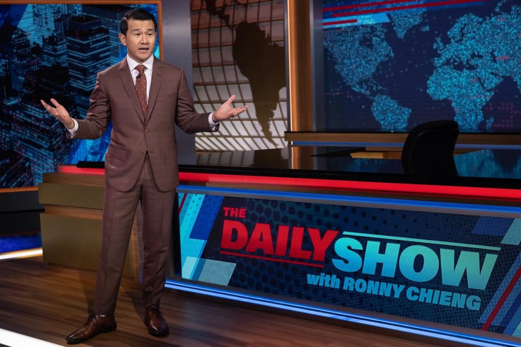 (2图供选择)/ Ronny Chieng在美国深夜脱口秀节目(The Daily Show)中以嘉宾主持人身分亮相