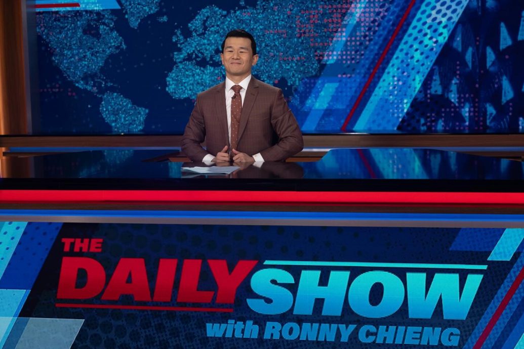 (2图供选择)/ Ronny Chieng在美国深夜脱口秀节目(The Daily Show)中以嘉宾主持人身分亮相