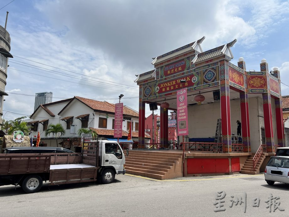 （古城封面主文）鸡场街舞台翻新·建永久舞台 燕尾脊屋檐