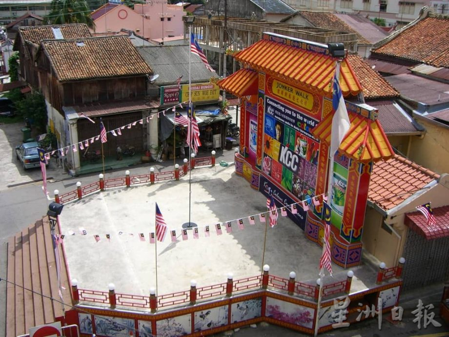 （古城封面主文）鸡场街舞台翻新·建永久舞台 燕尾脊屋檐