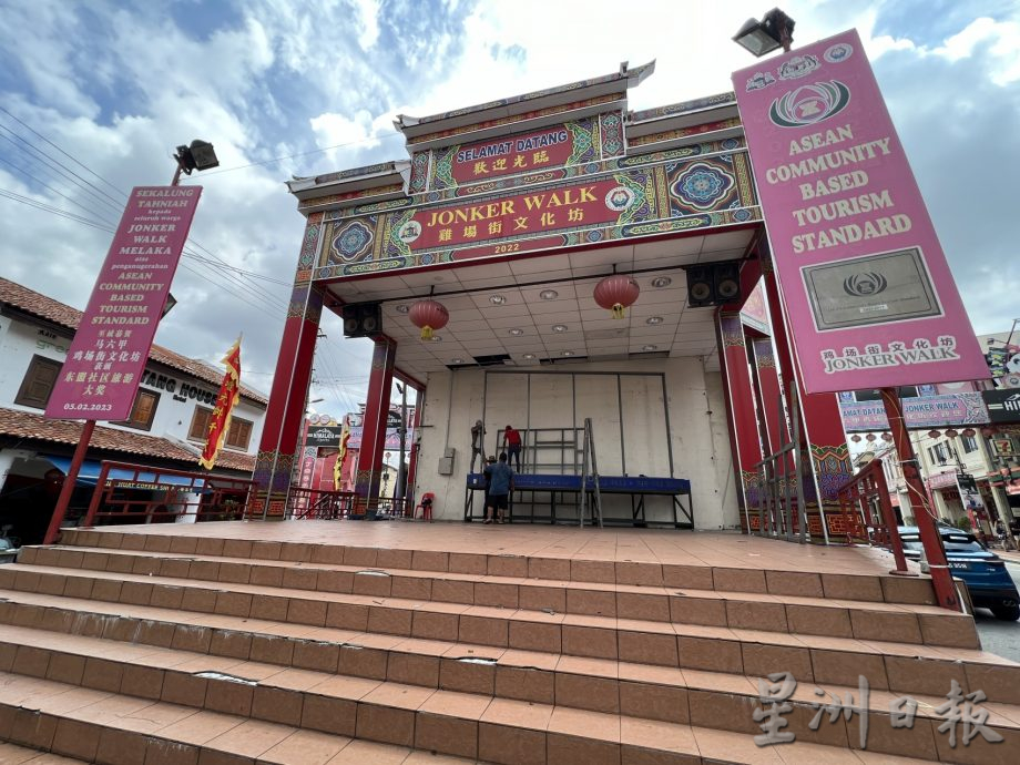 （古城封面主文）鸡场街舞台翻新·建永久舞台 燕尾脊屋檐