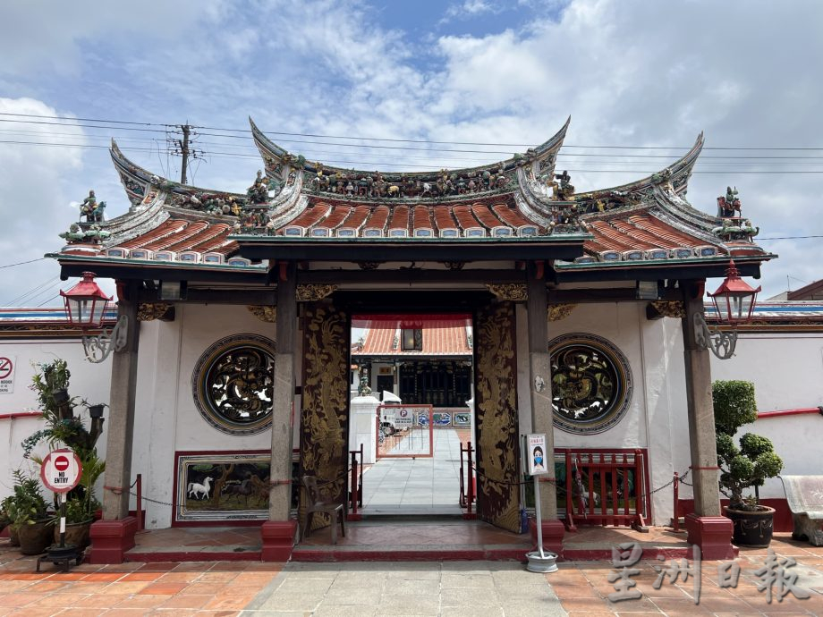 （古城封面主文）鸡场街舞台翻新·建永久舞台 燕尾脊屋檐