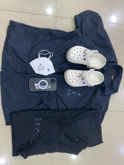 （古城版）华裔妙龄女子偷金条被警方逮捕