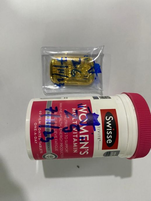 （古城版）华裔妙龄女子偷金条被警方逮捕