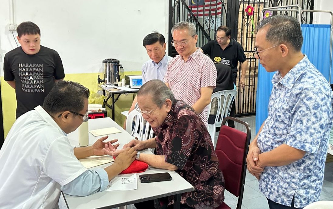 （古城版）林吉祥旋风式到访中医义诊活动 亲切打招呼选民忙合照