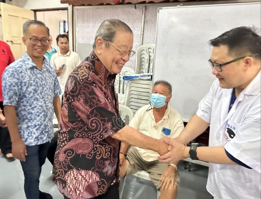 （古城版）林吉祥旋风式到访中医义诊活动 亲切打招呼选民忙合照