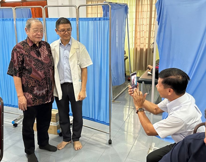 （古城版）林吉祥旋风式到访中医义诊活动 亲切打招呼选民忙合照