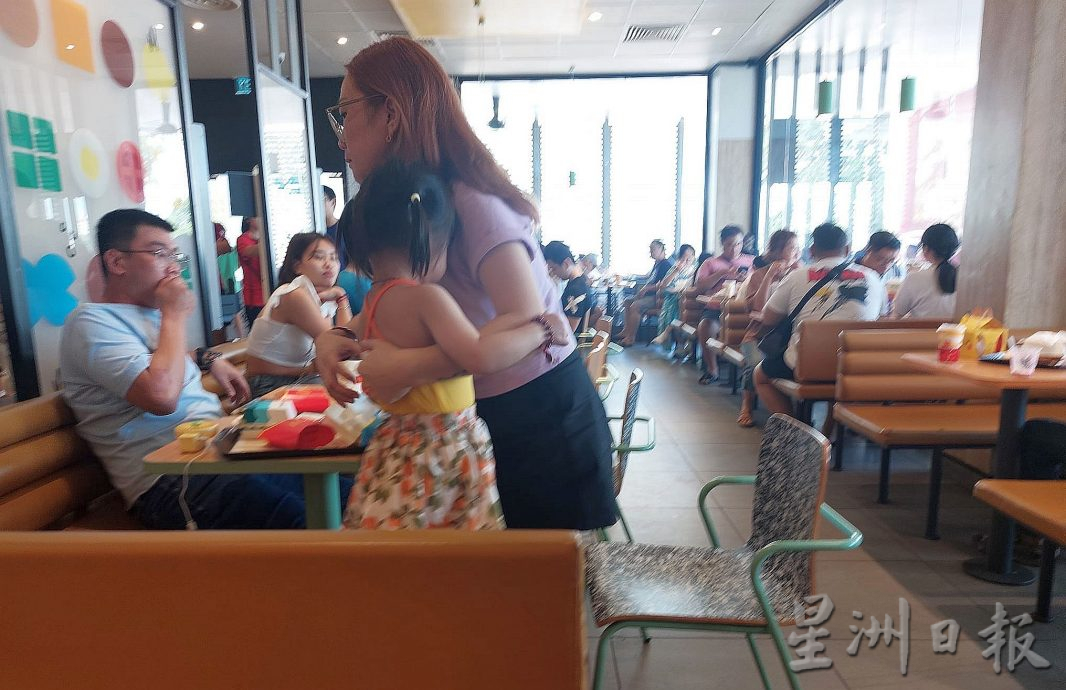 (古城第二版主文)麦当劳餐厅在公假恢复人潮