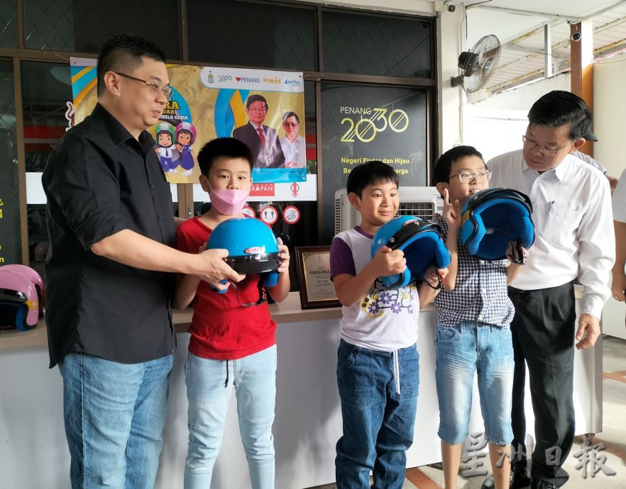 曹观友:无论路程多远多近都要戴头盔