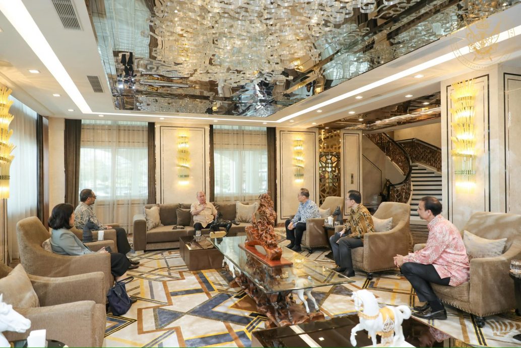 (已签发)全国:柔苏丹接见狮城部长陈诗龙 谈马新双边关系