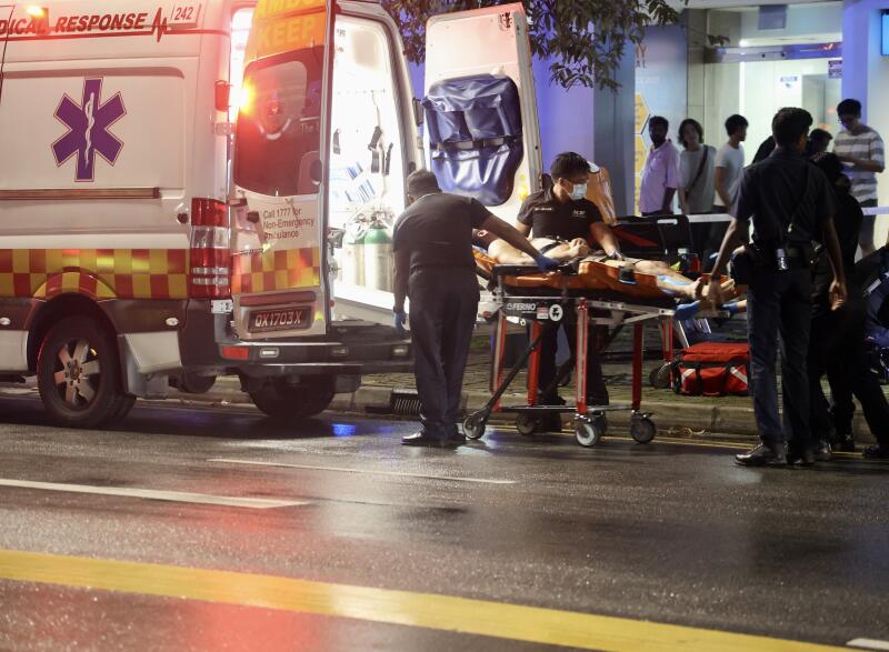 (已签发)柔:狮城二三事:光头汉追捅女郎 勇男飞腿救人中刀