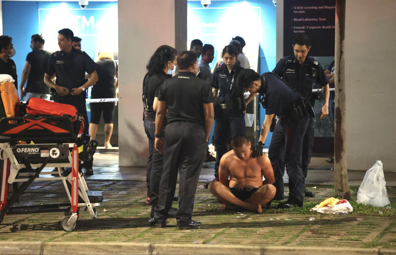 (已签发)柔:狮城二三事:光头汉追捅女郎 勇男飞腿救人中刀