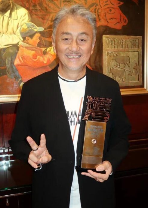 (已签发)柔:狮城二三事:吴岱融入行40年 获颁最出色演艺人
