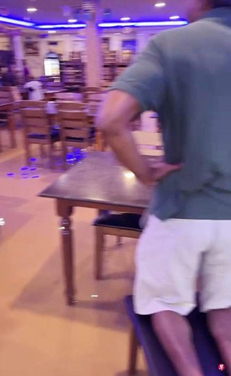 (已签发)柔:狮城二三事:游新山遇淹水 狮城男与10友困餐馆两小时