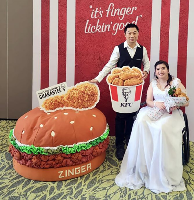 (已签发)柔:狮城二三事:狮城抗病女勇士 设炸鸡婚宴