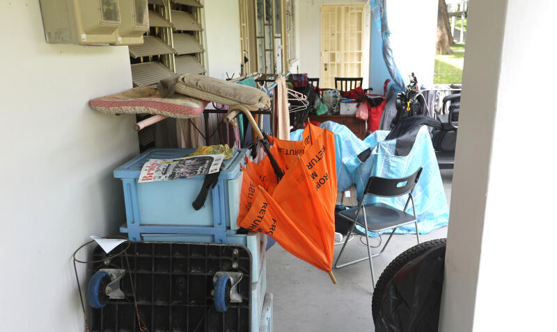 (已签发)柔:狮城二三事:祖孙住垃圾屋 儿搭篷“睡”走廊