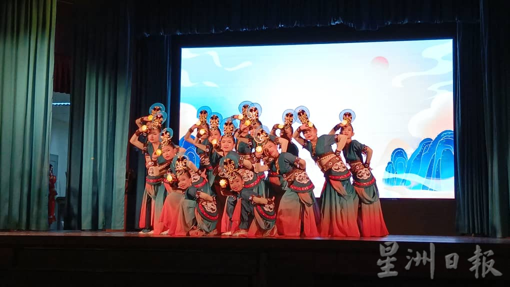 (已签发)柔:麻坡东甲中小学舞蹈员,以优美舞姿呈现精彩的视觉盛宴