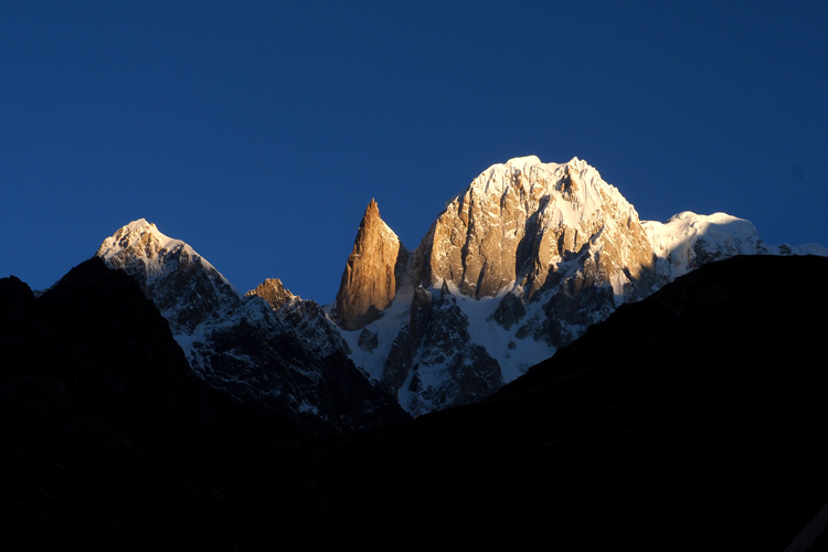 Kim Teoh／日出而摄雪山环绕──罕萨河谷（Hunza Valley）
