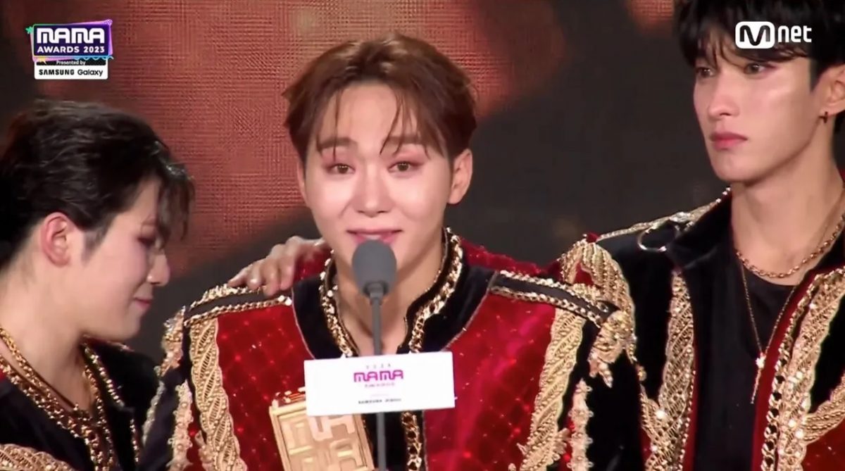 MAMA大奖｜SEVENTEEN首夺年度大奖 胜宽泪谢好友文彬