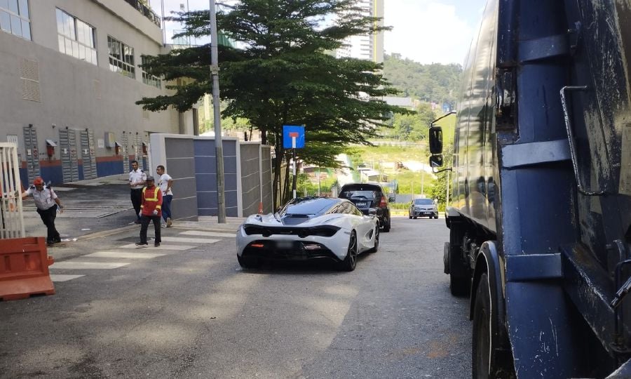  McLaren违例停车引不满  “阻碍垃圾车收垃圾！”