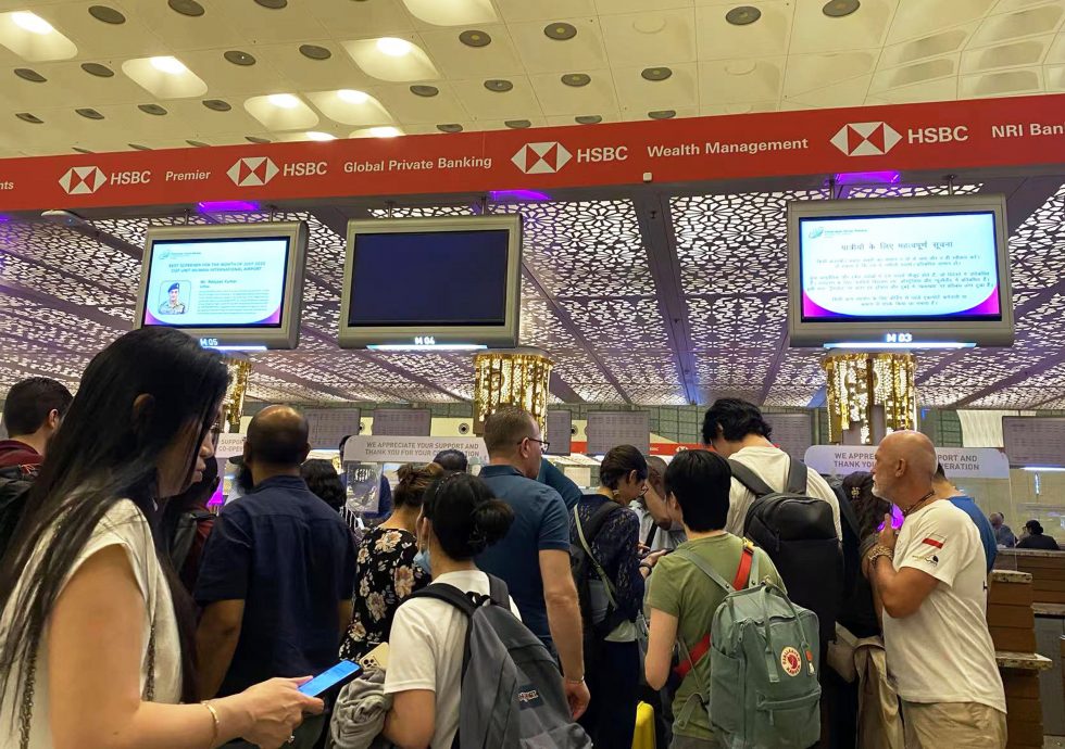 MH165航班故障导致多名乘客滞留印度孟买2天