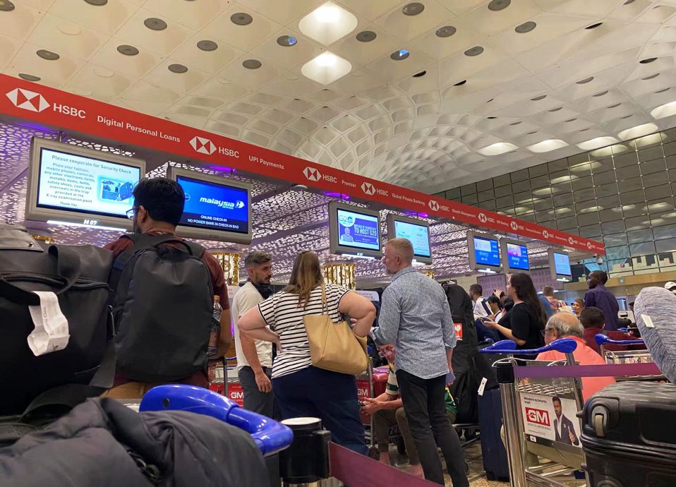 MH165航班故障导致多名乘客滞留印度孟买2天