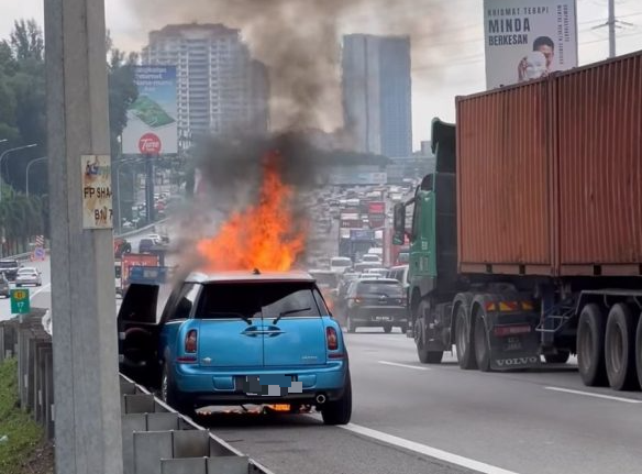 Mini Cooper行驶途中起火 女演员及时逃出保命