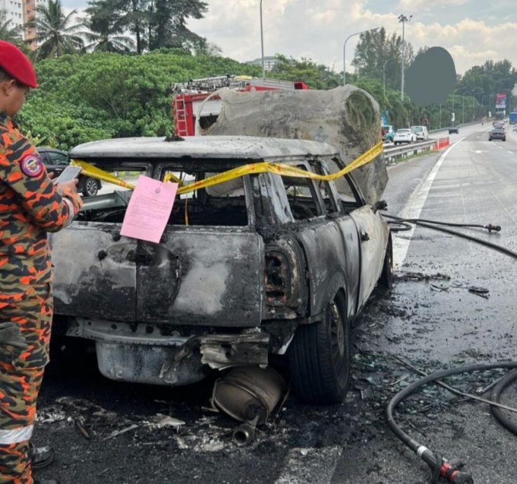 Mini Cooper行驶途中起火 女演员及时逃出保命