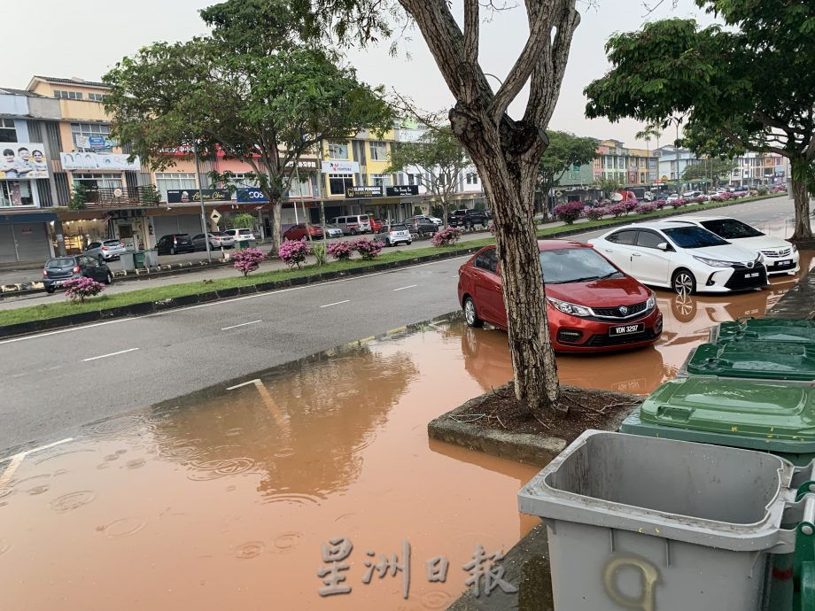 ns波德申:大雨导致世嘉城商业区停车位发生积水事故