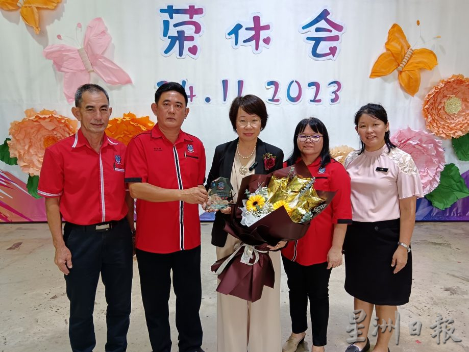 ns淡边:普罗士邦培智华小校长陈德萍荣休