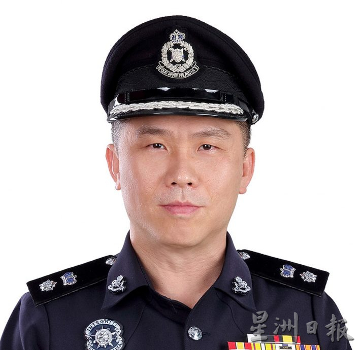 NS马口:摩托被推进公园池塘里,原来是有人不满朋友家庭被“小三”介入所为
